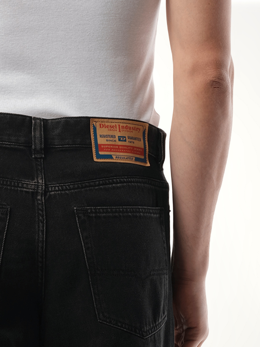 2001 D-Macro Jeans in Black/Dark Grey