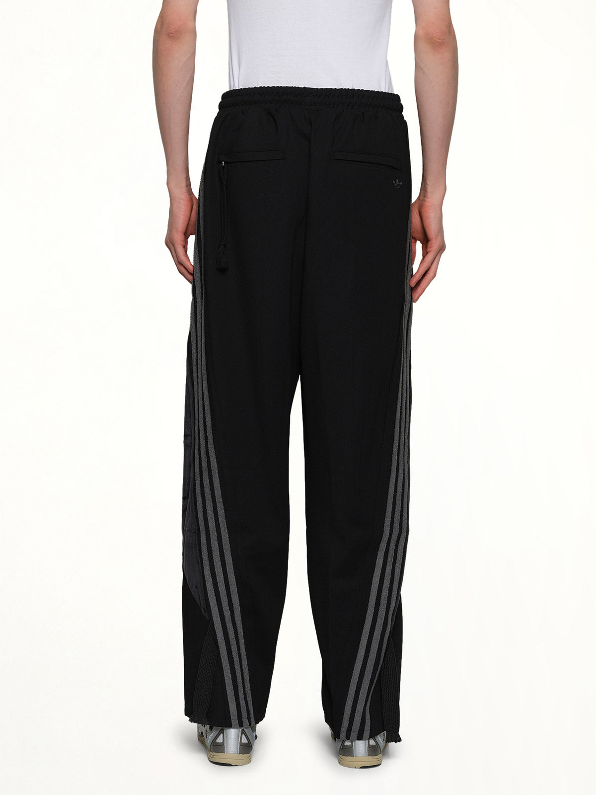 ブラックの3ストライプトラックパンツ