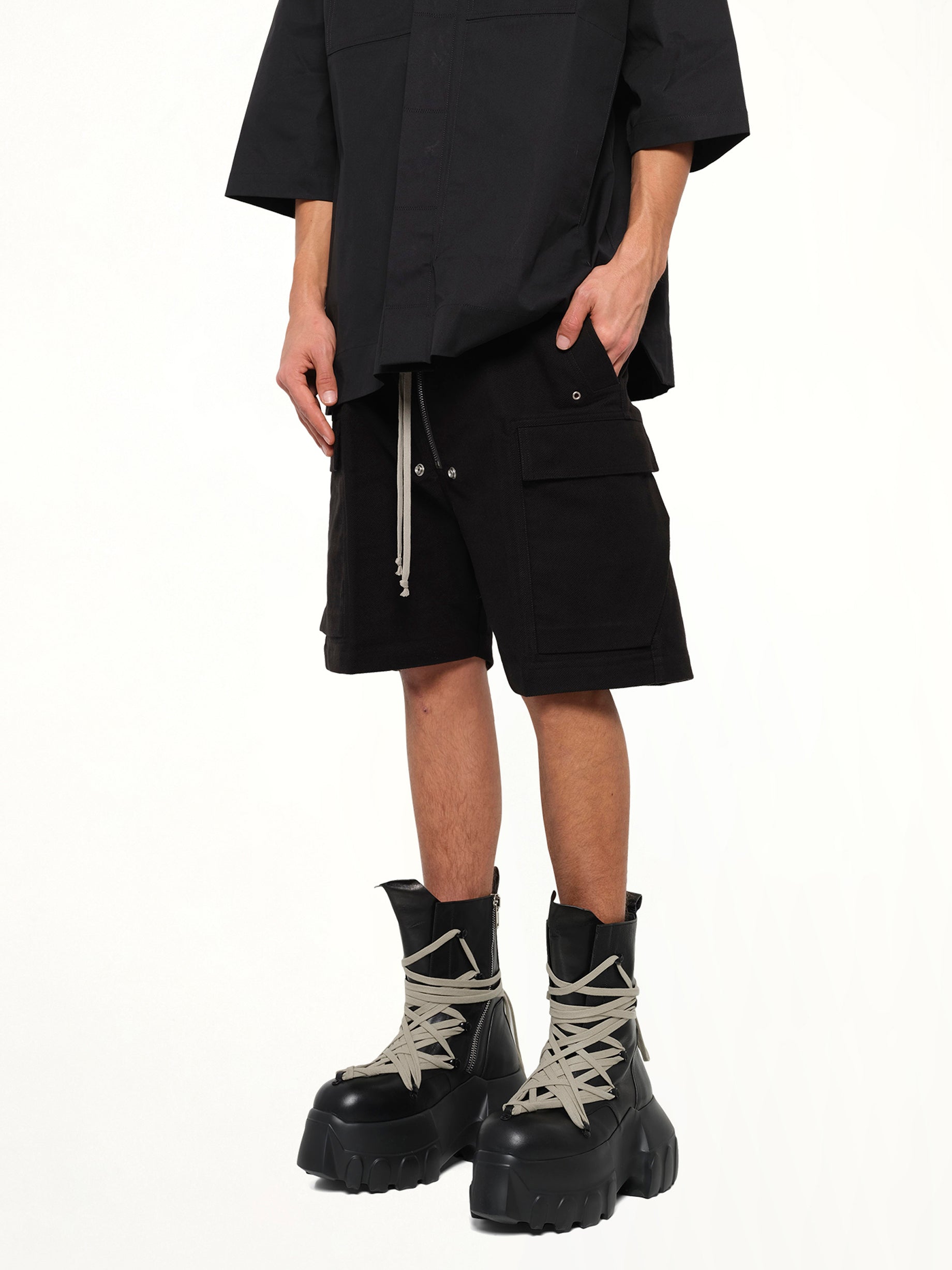 Brushed Twill Cargobela Shorts in Black