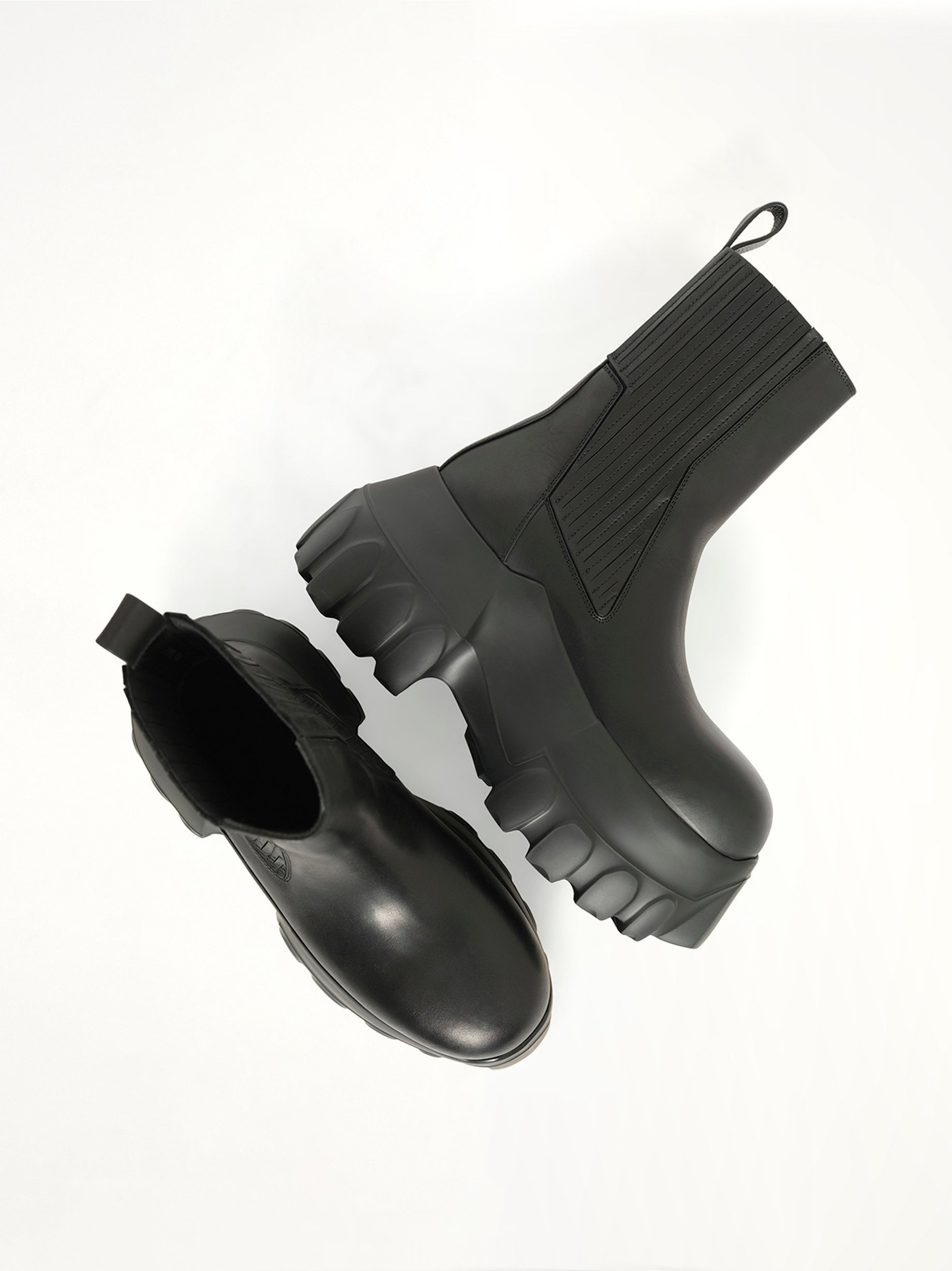 Beatle Mega Tractor Boots in Black