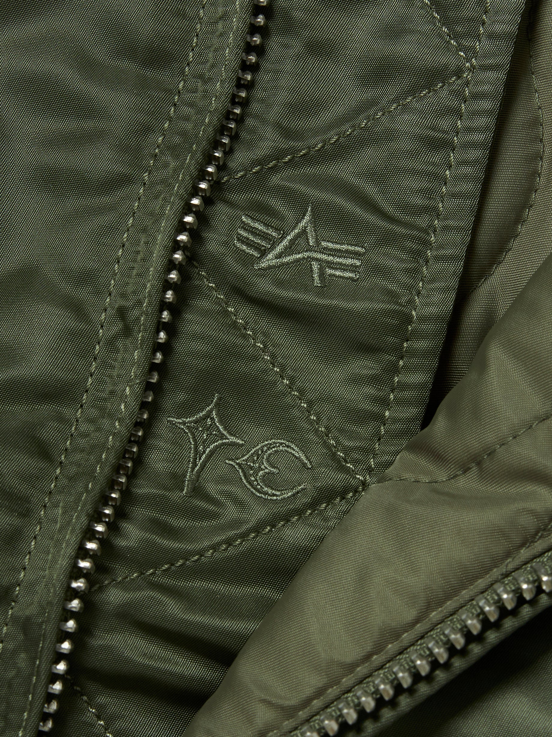 TC x Alpha Industries 봄버 재킷 (리벳 버전) 세이지