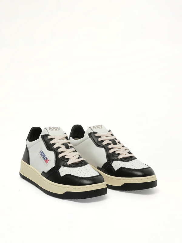 Medalist Low Bicolour Sneakers in White/Black Front View | AUTRY
