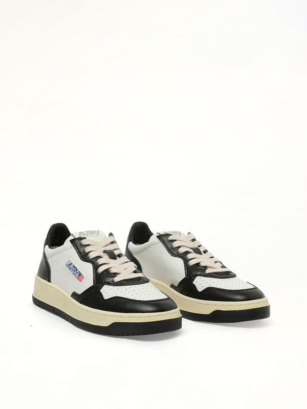 Medalist Low Bicolour Sneakers in White/Black Front View | AUTRY