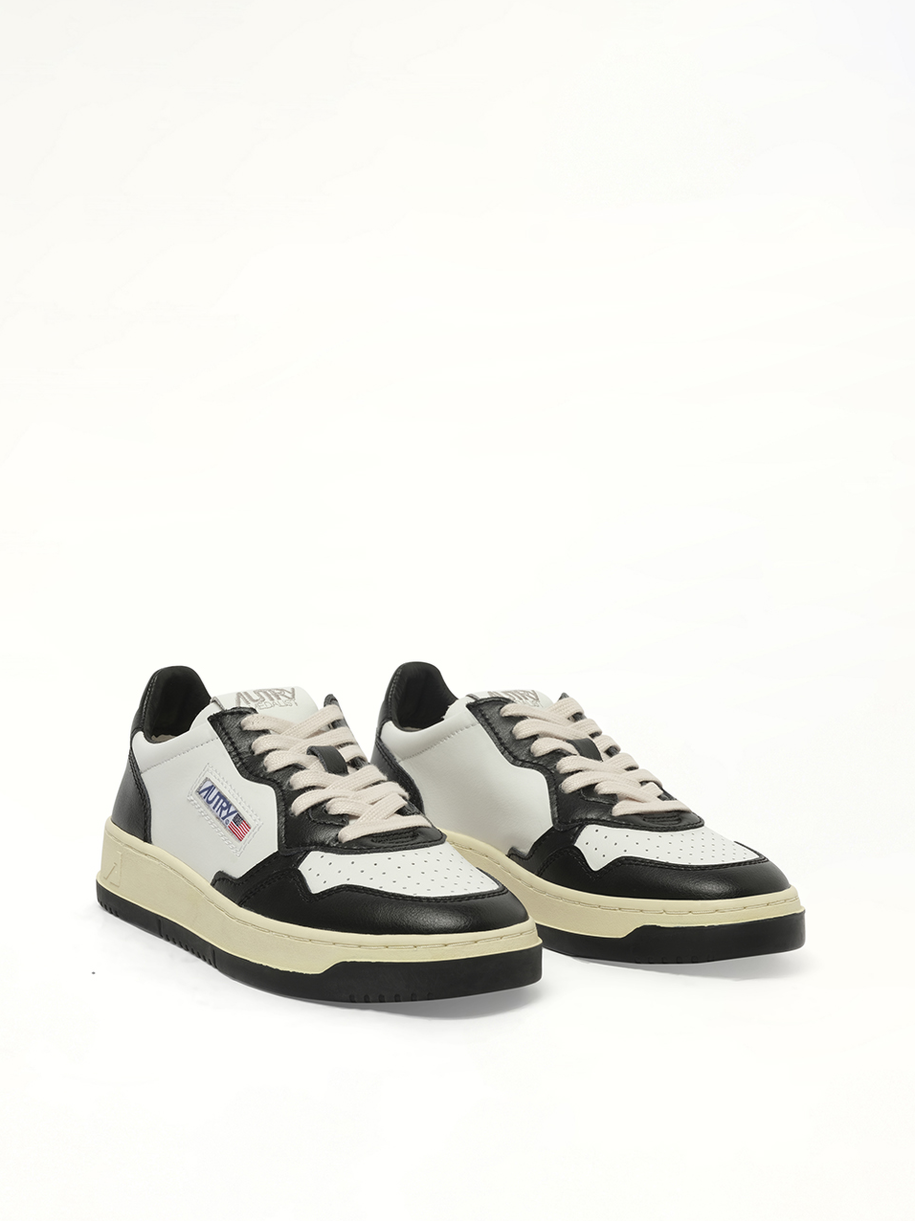 Medalist Low Bicolour Sneakers in White/Black Front View | AUTRY