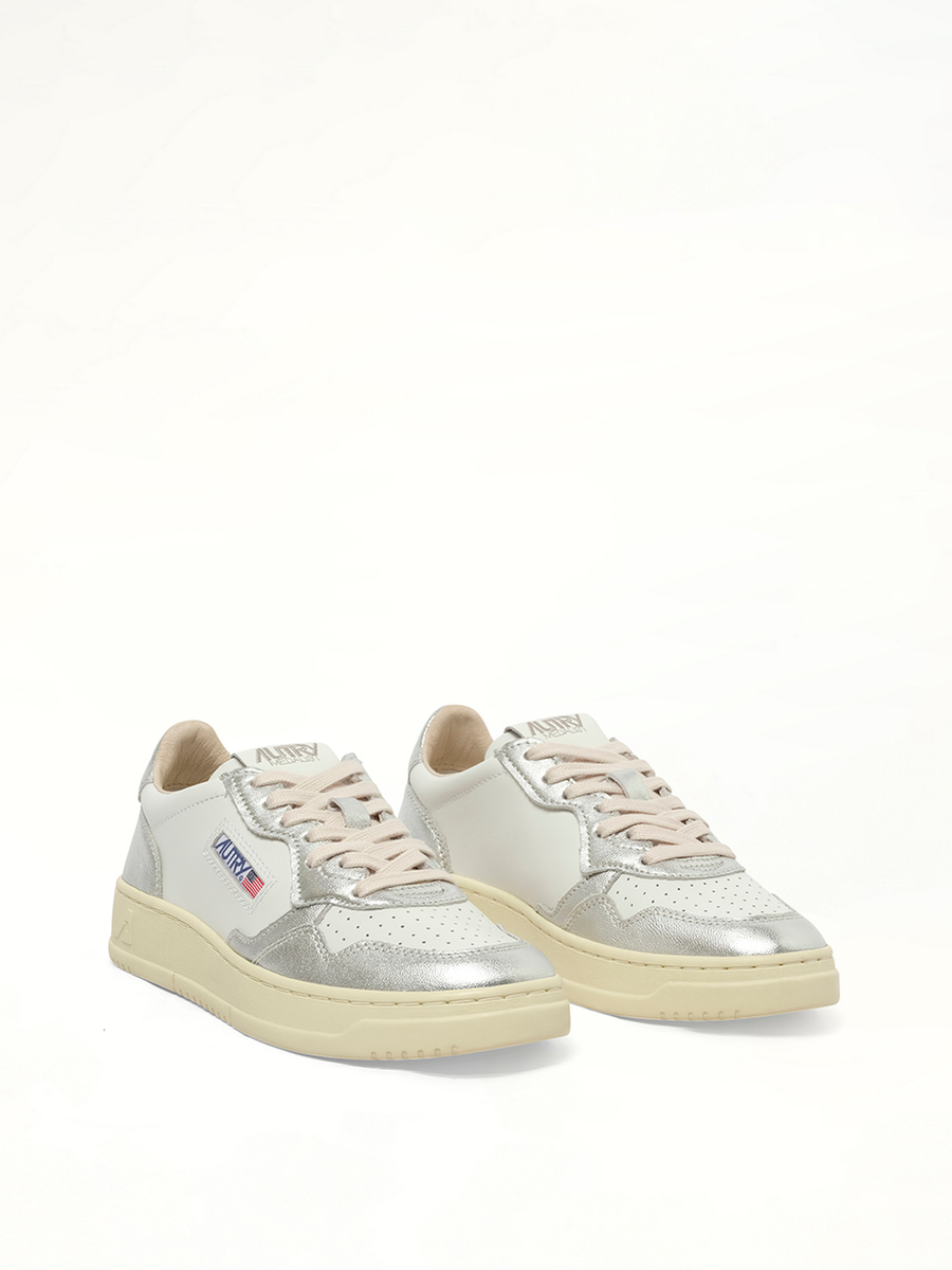 Medalist Low Bicolour Sneakers in White/Silver Front View | AUTRY