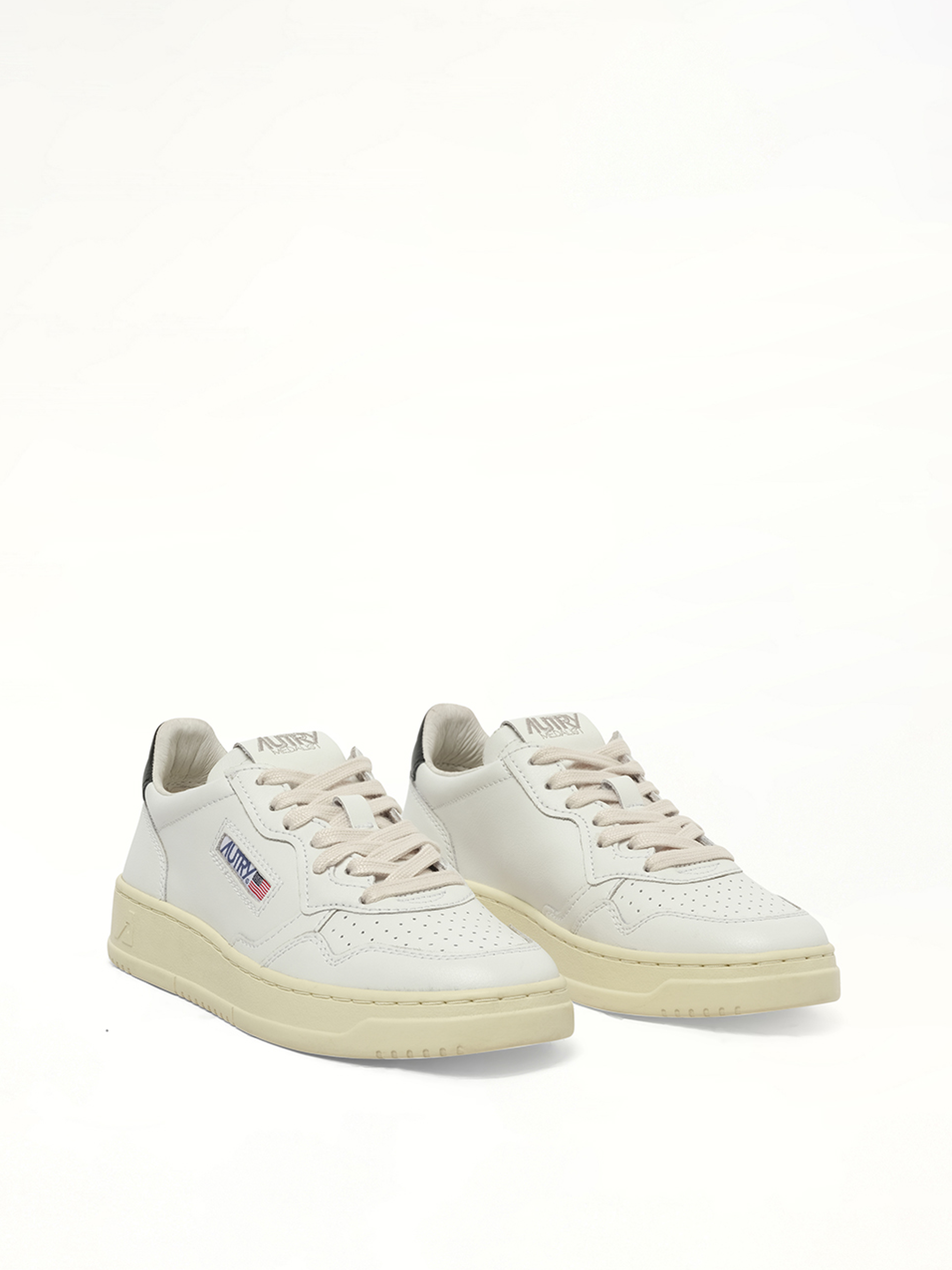 Medalist Low Sneakers in White/Black Front View | AUTRY