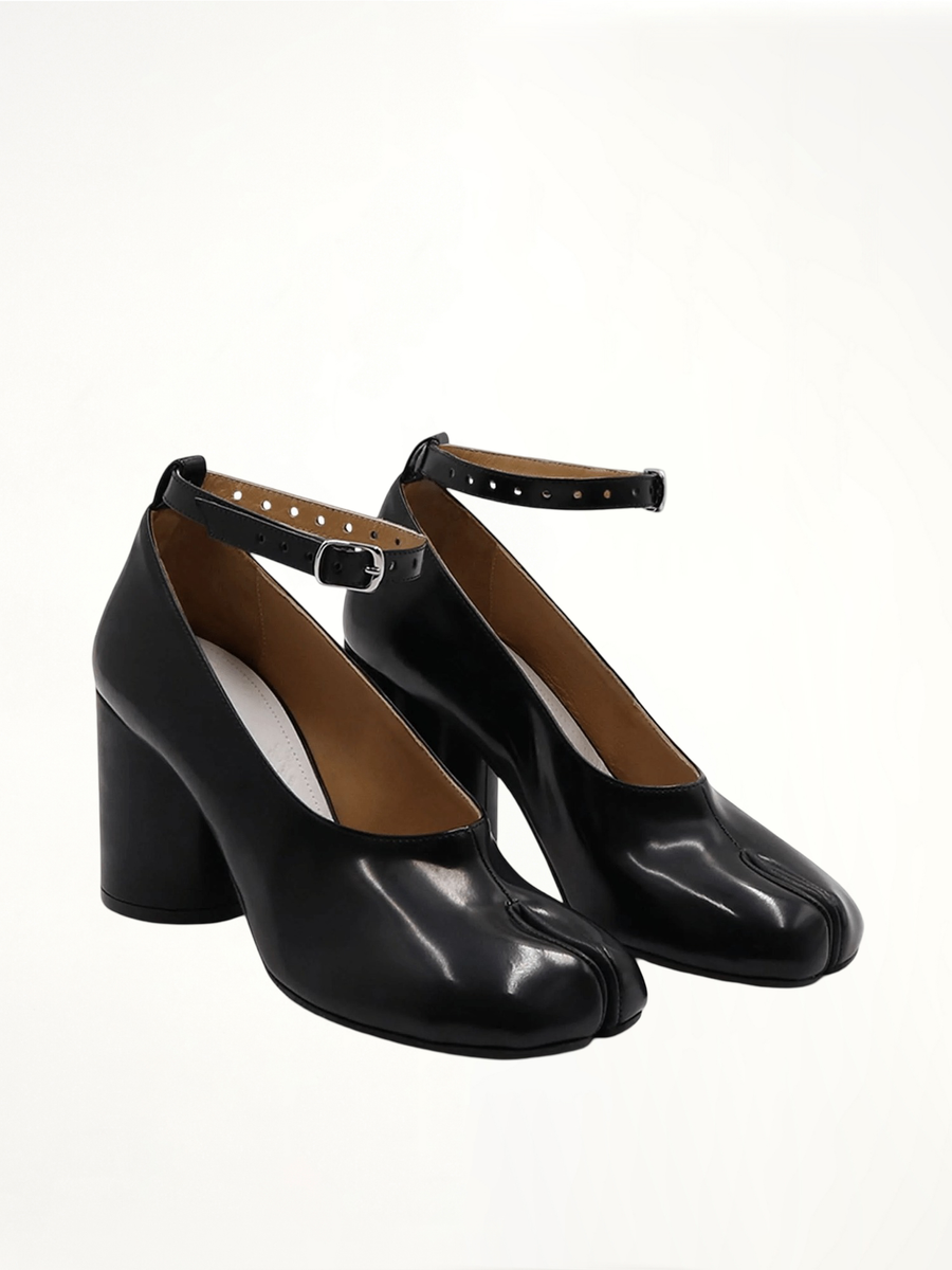 Tabi Lace-ups Shoes in Black Front View | MAISON MARGIELA