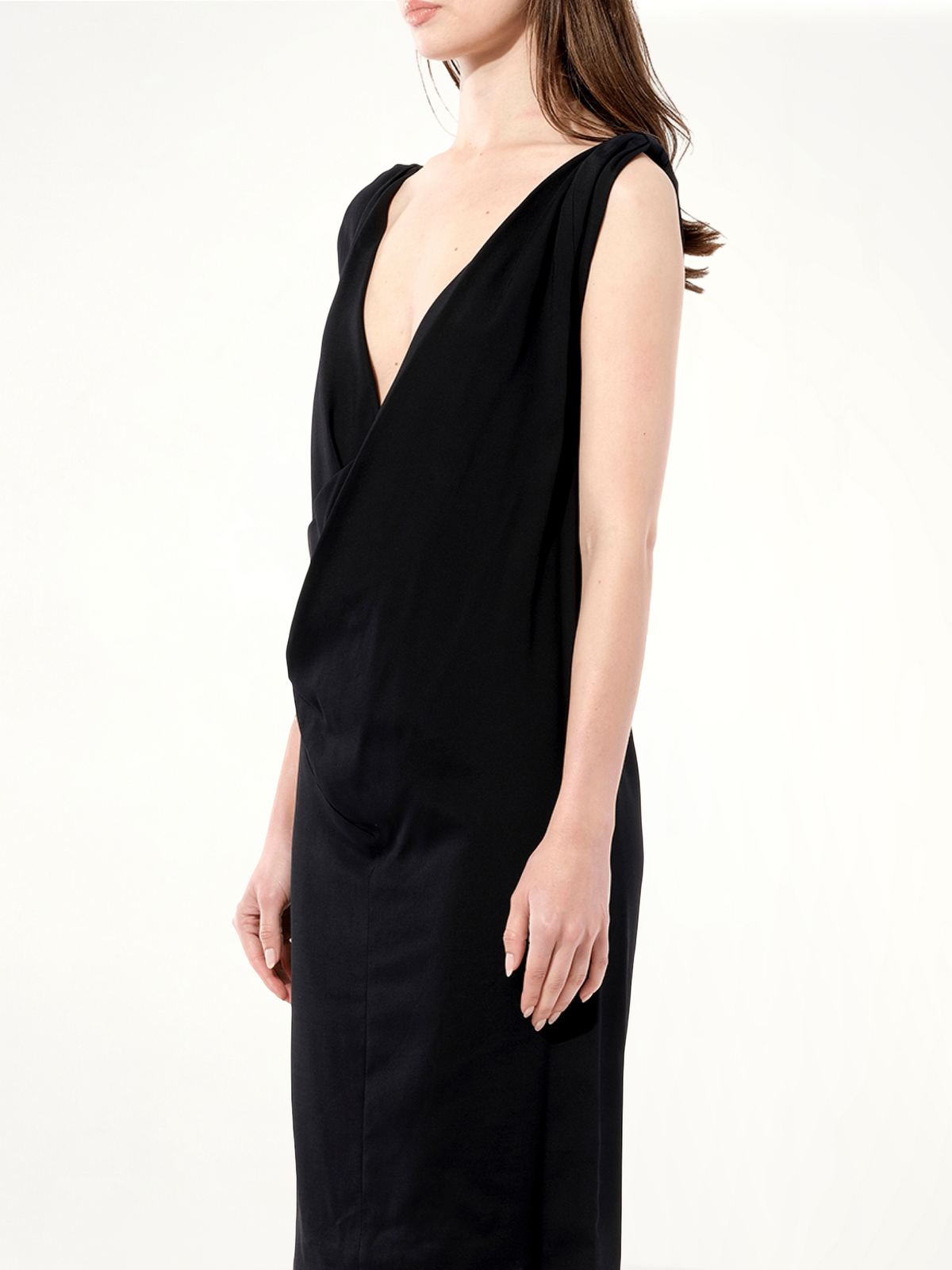 着黑色服装