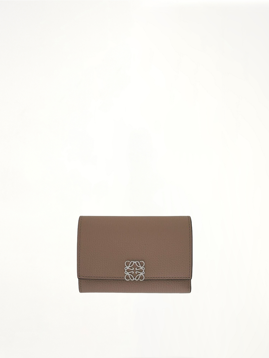 Anagram Small Vertical Wallet in Pebble Grain Calfskin in Sand