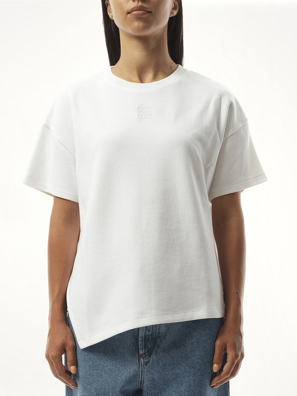 ホワイトのアシンメトリックTシャツ
