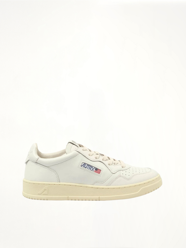 Medalist Low Sneakers in White/White Side View | AUTRY