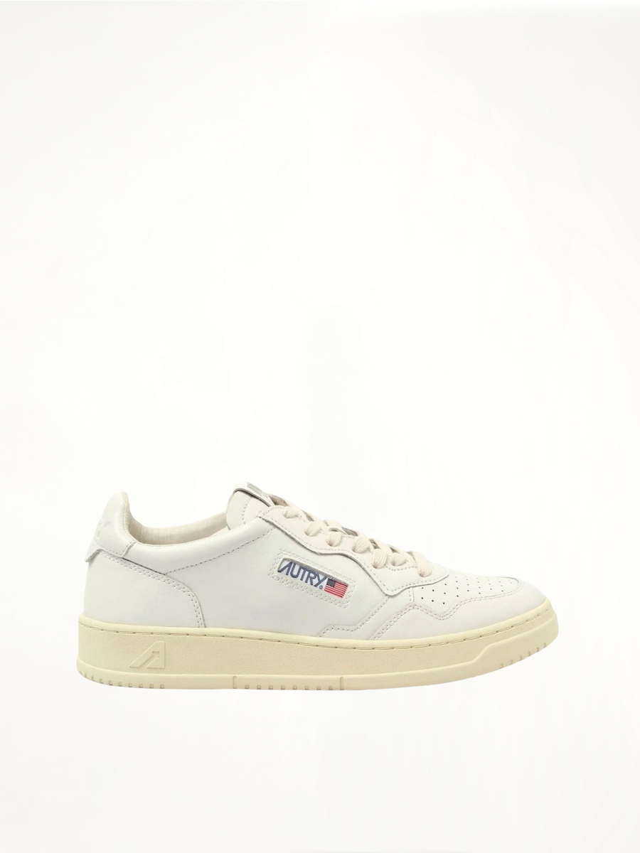 Medalist Low Sneakers in White/White Side View | AUTRY
