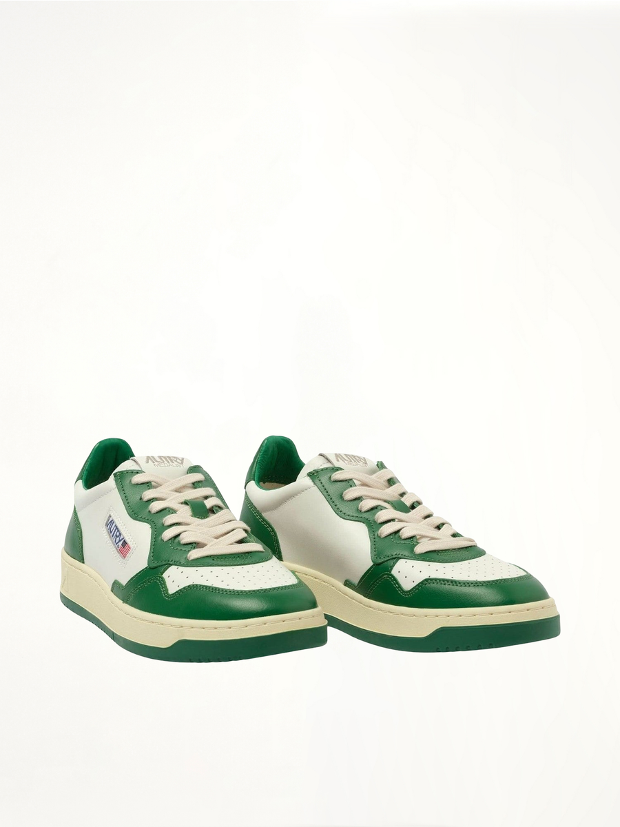 Medalist Low Bicolour Sneakers in White/Green Front View | AUTRY