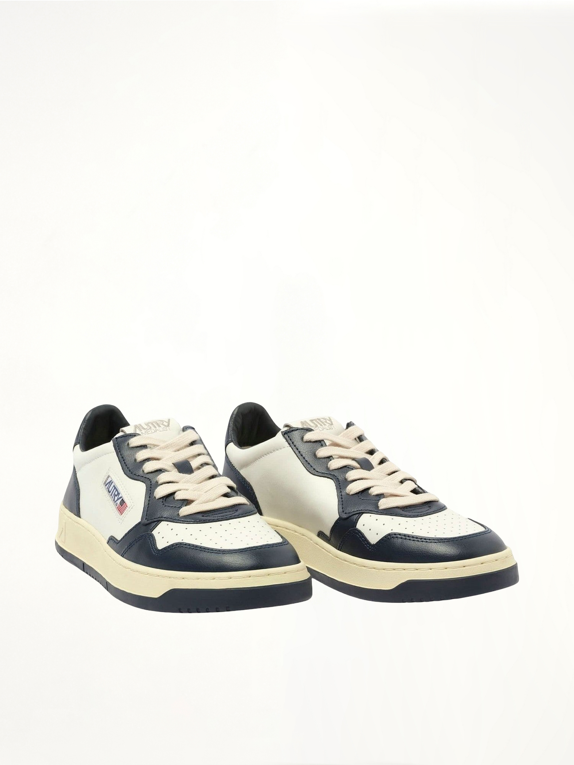 Medalist Low Bicolour Sneakers in White/Blue Front View | AUTRY