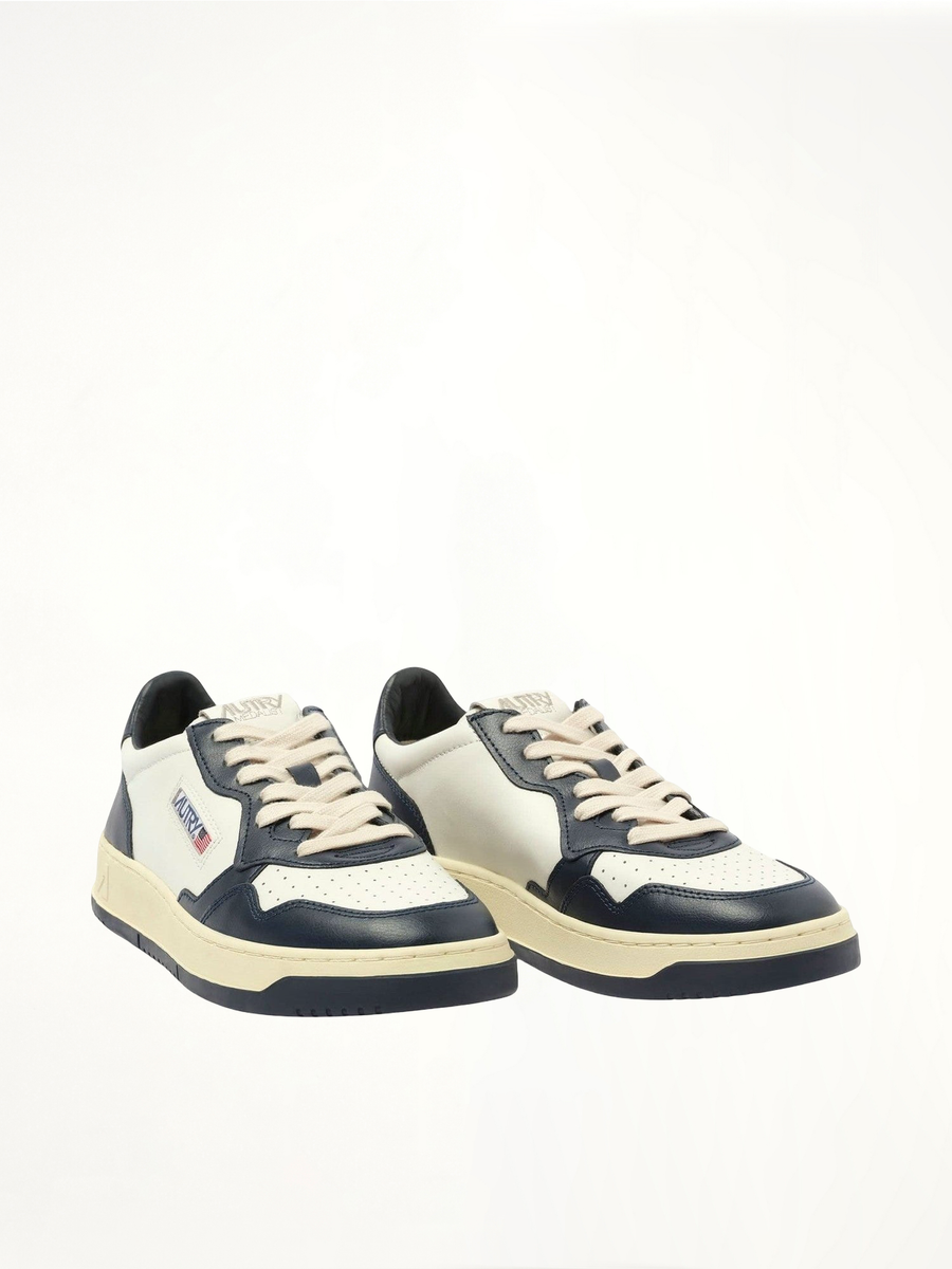 Medalist Low Bicolour Sneakers in White/Blue Front View | AUTRY