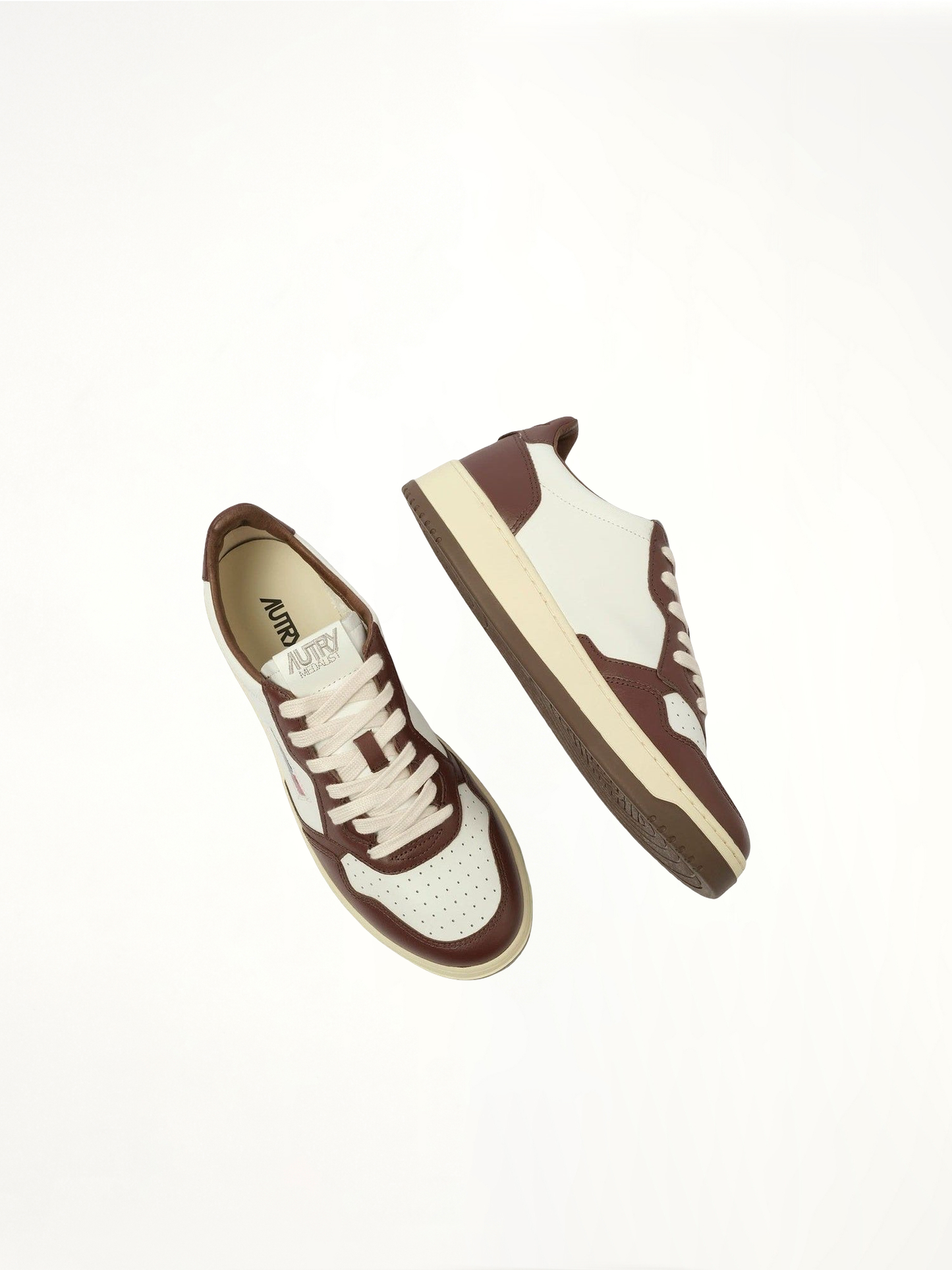 Medalist Low Bicolour Sneakers in White/Chestnut
