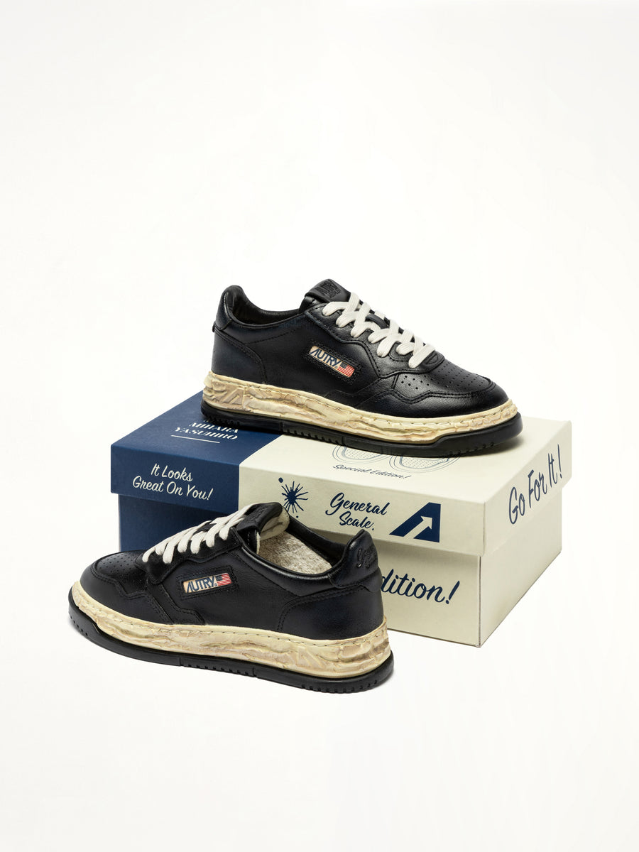 MMY Super Vintage Low Sneaker in Black Top View | AUTRY