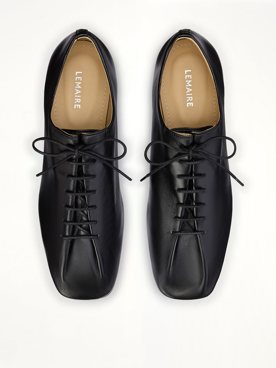 Souris Flat Classic Derbies in Black Top View | LEMAIRE