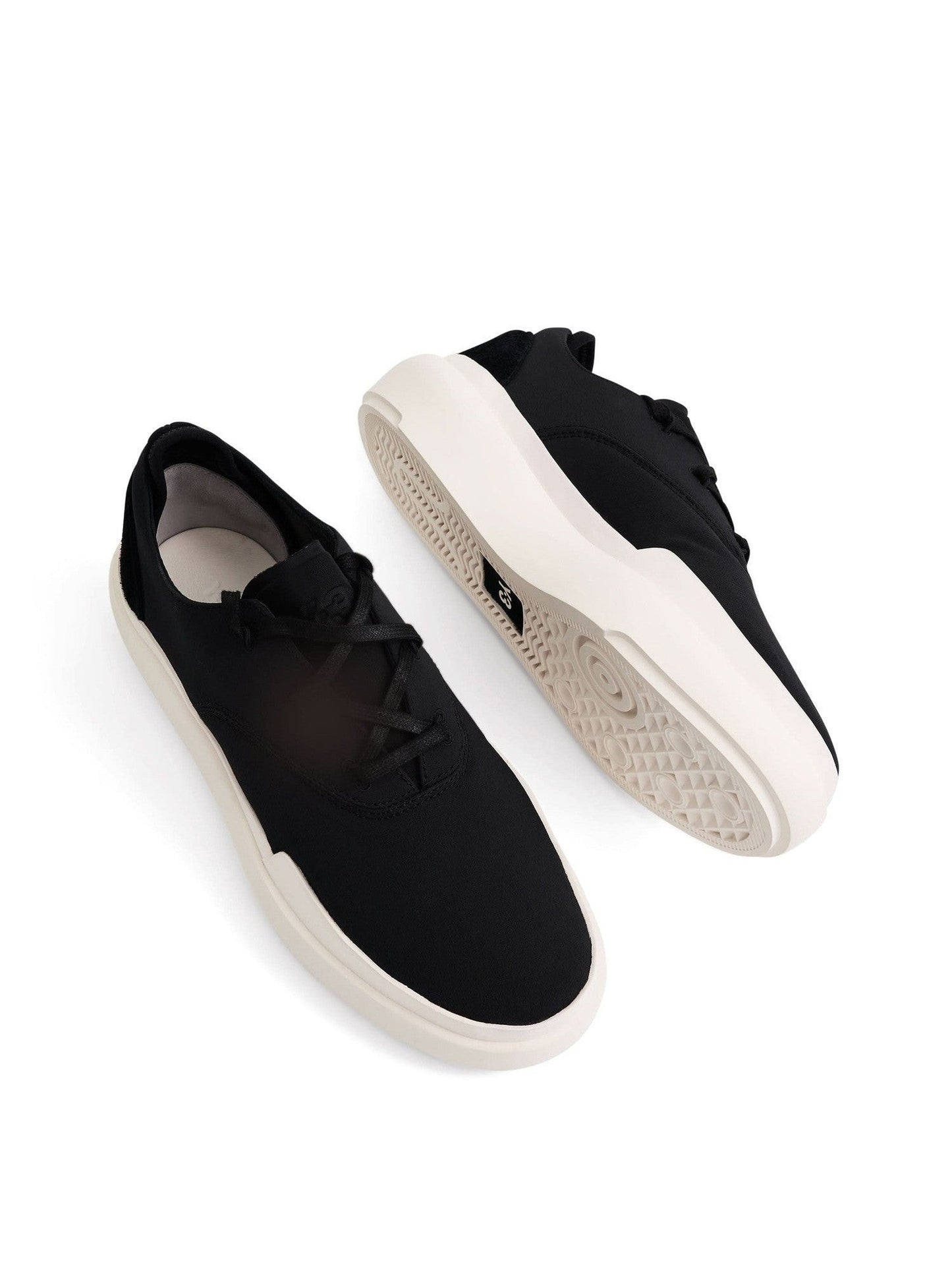 Ajatu Court Low Sneaker in Black/White