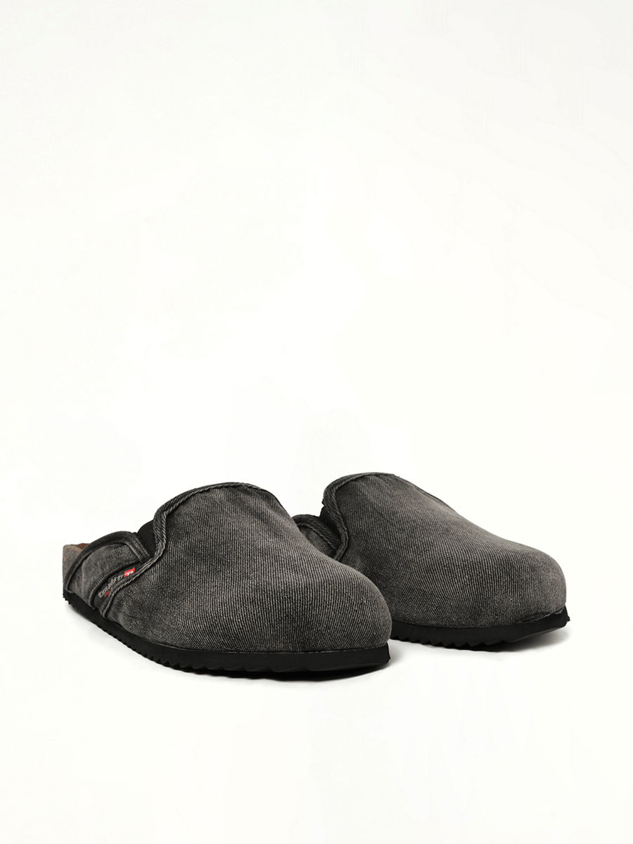 D-WOODSTOCK Slip-on in Black Front View | DIESEL