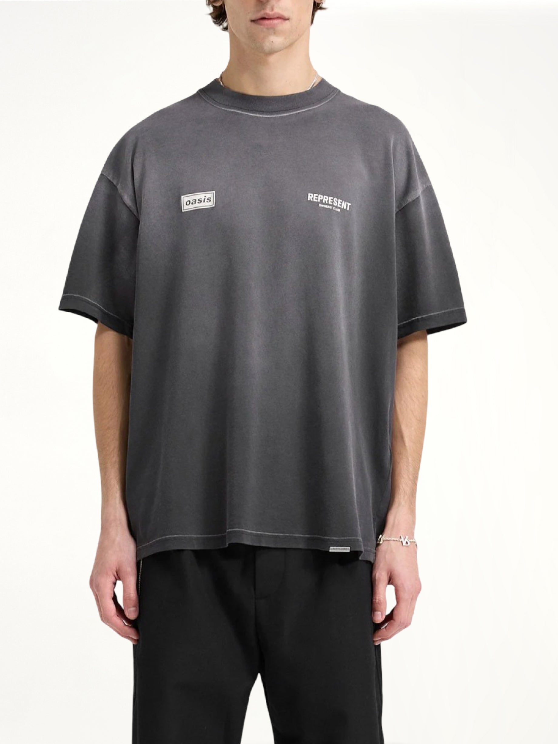 ステインドブラックのオアシス・オーナーズクラブTシャツ