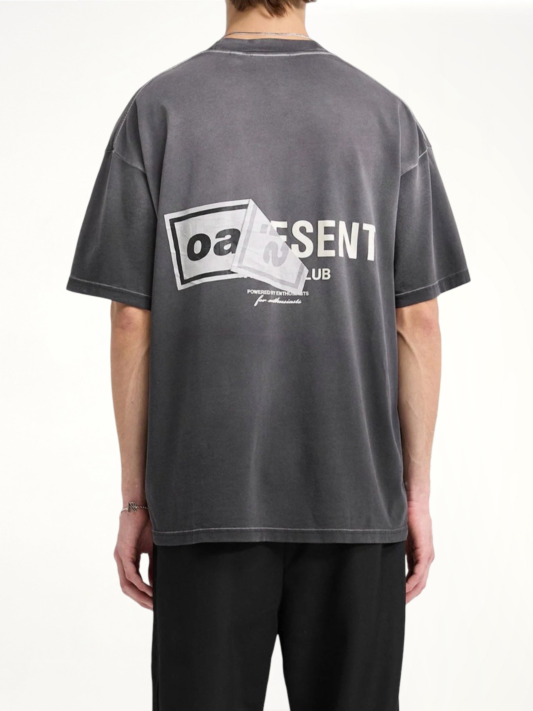 ステインドブラックのオアシス・オーナーズクラブTシャツ