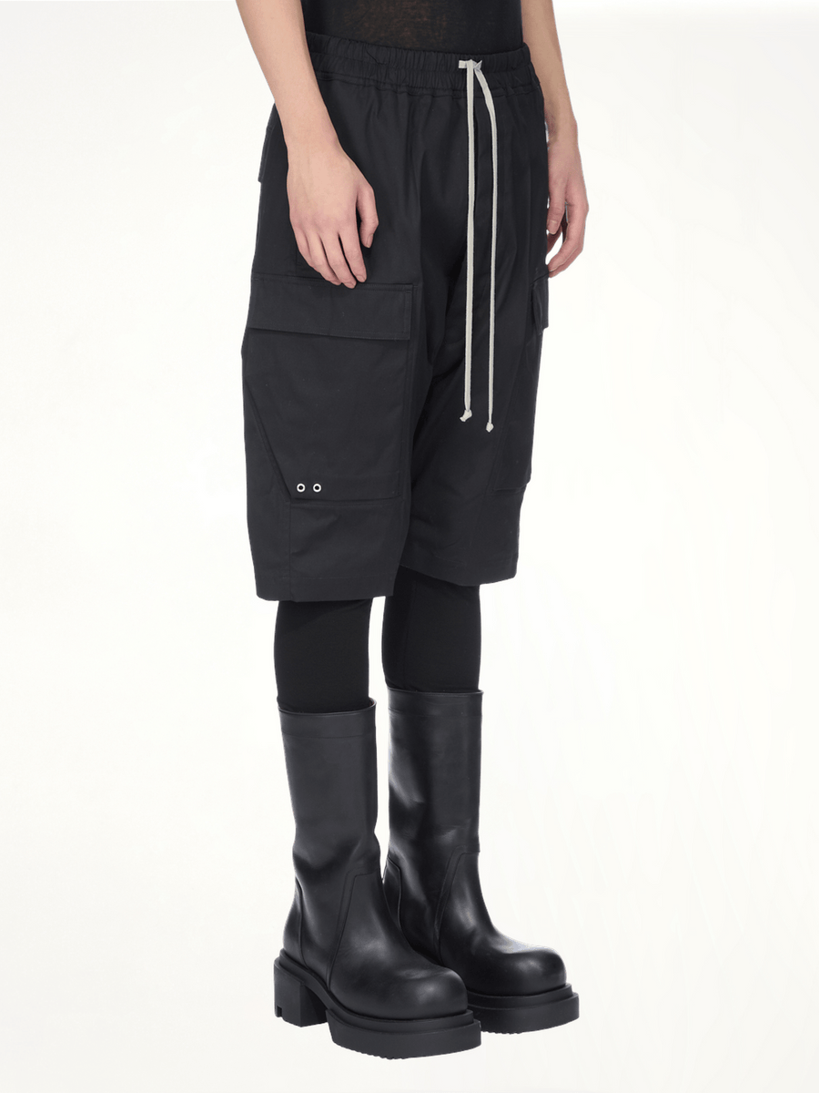 Cargo Pods Shorts in Black