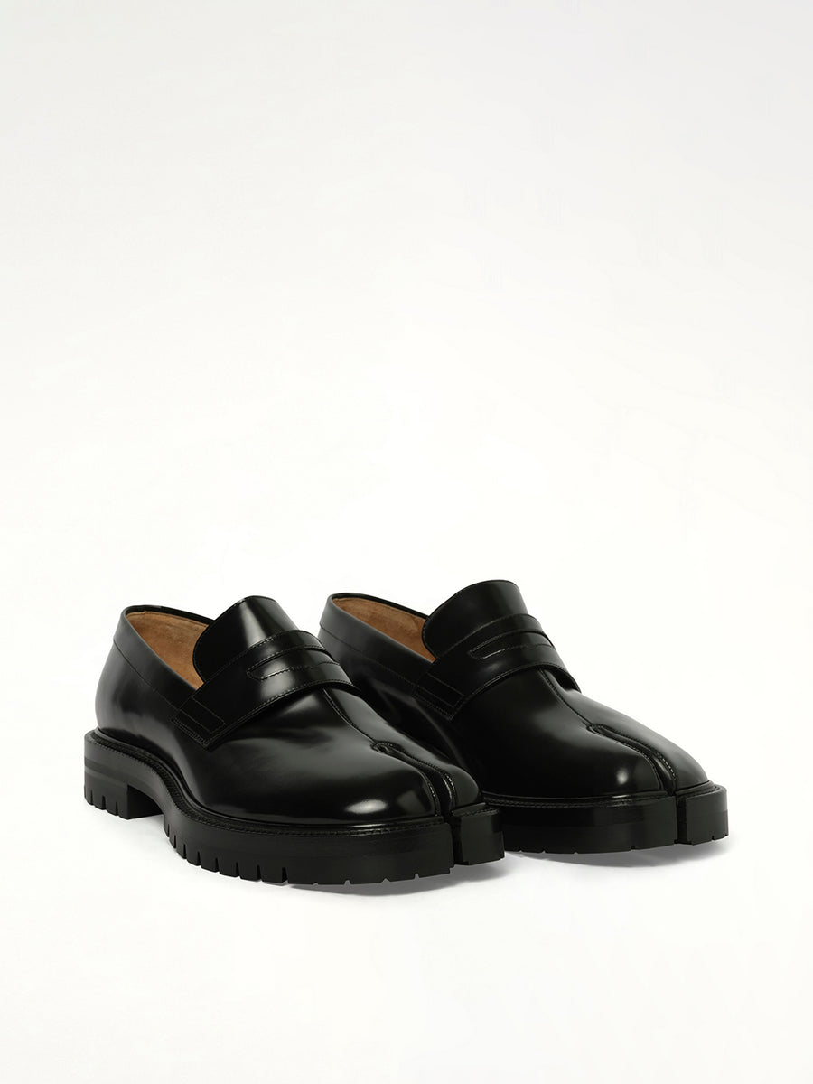 Tabi Loafers Chunky Sole in Black Front View | MAISON MARGIELA