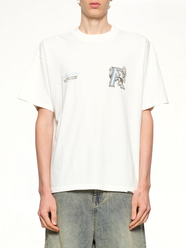 フラットホワイトのレガシー・ファルコンTシャツ