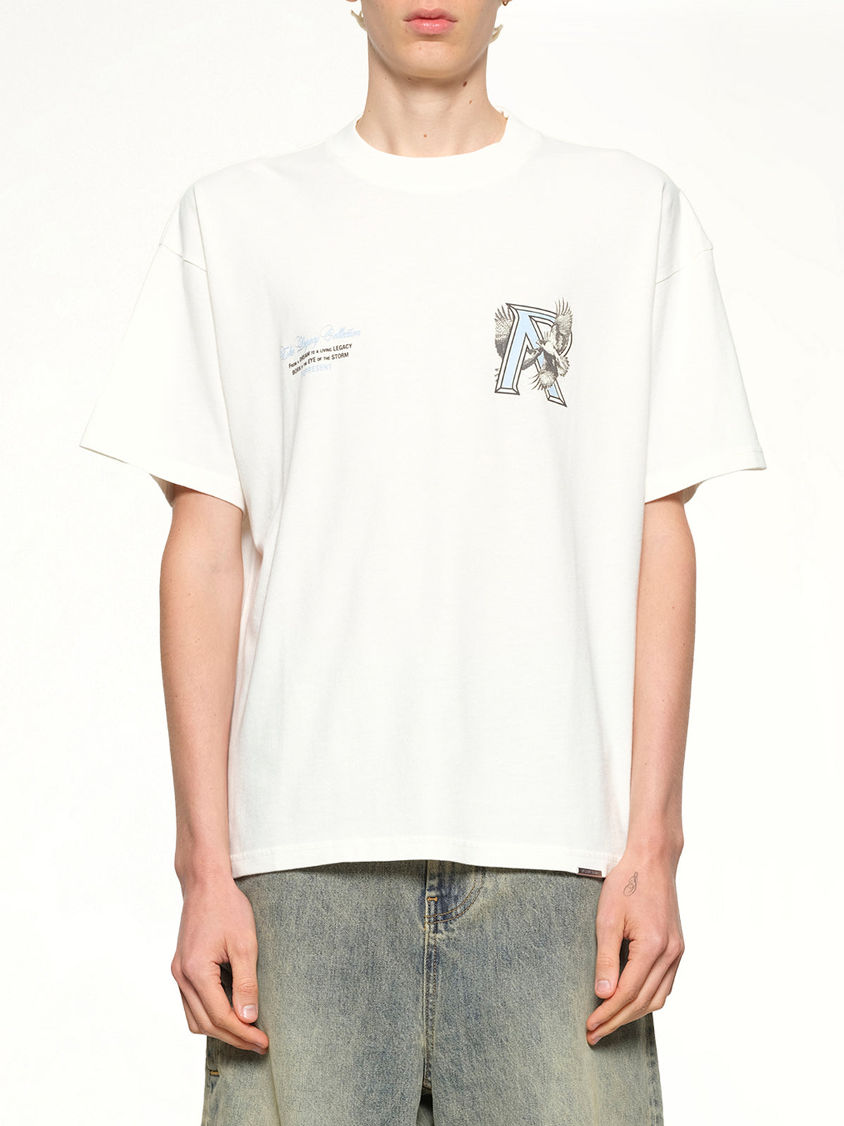 フラットホワイトのレガシー・ファルコンTシャツ