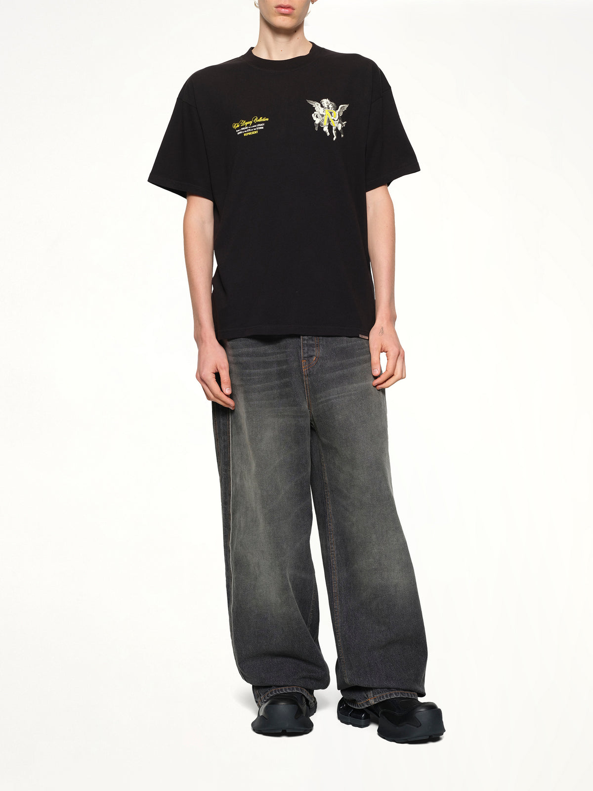 ジェットブラックのレガシー・チェラブスTシャツ