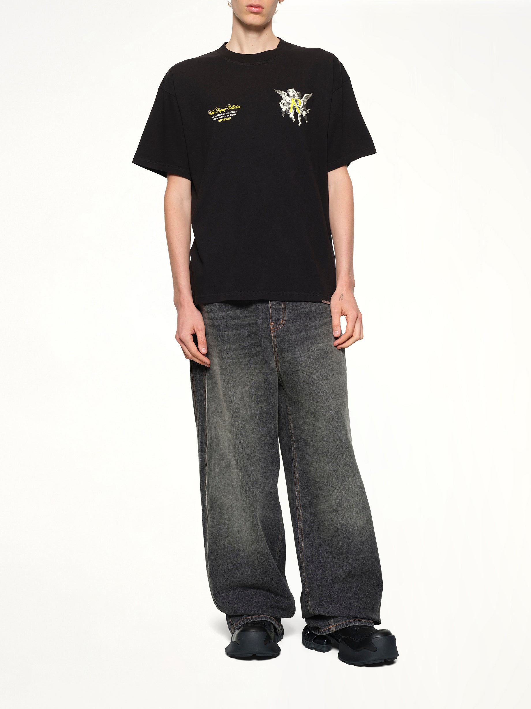 ジェットブラックのレガシー・チェラブスTシャツ