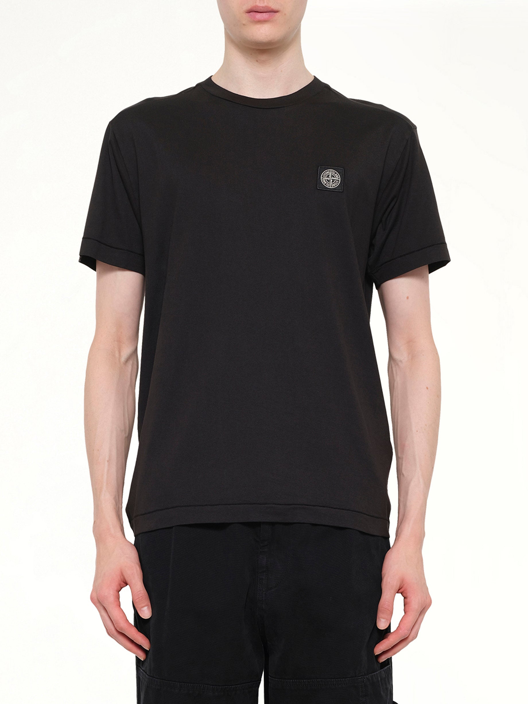ブラックのロゴパッチTシャツ