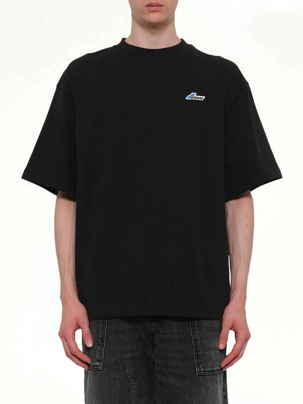 ブラックのワペンロゴTシャツ