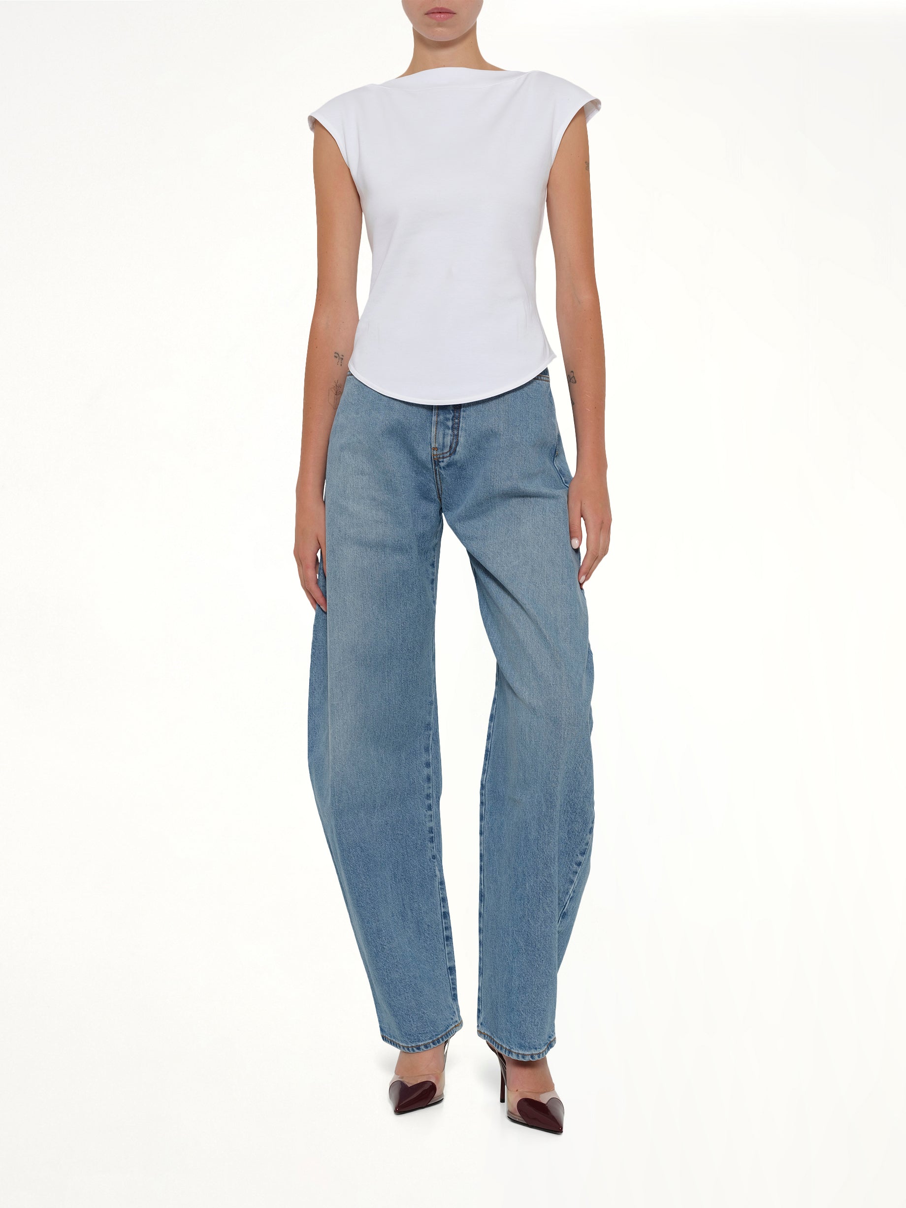 白色带帽T恤