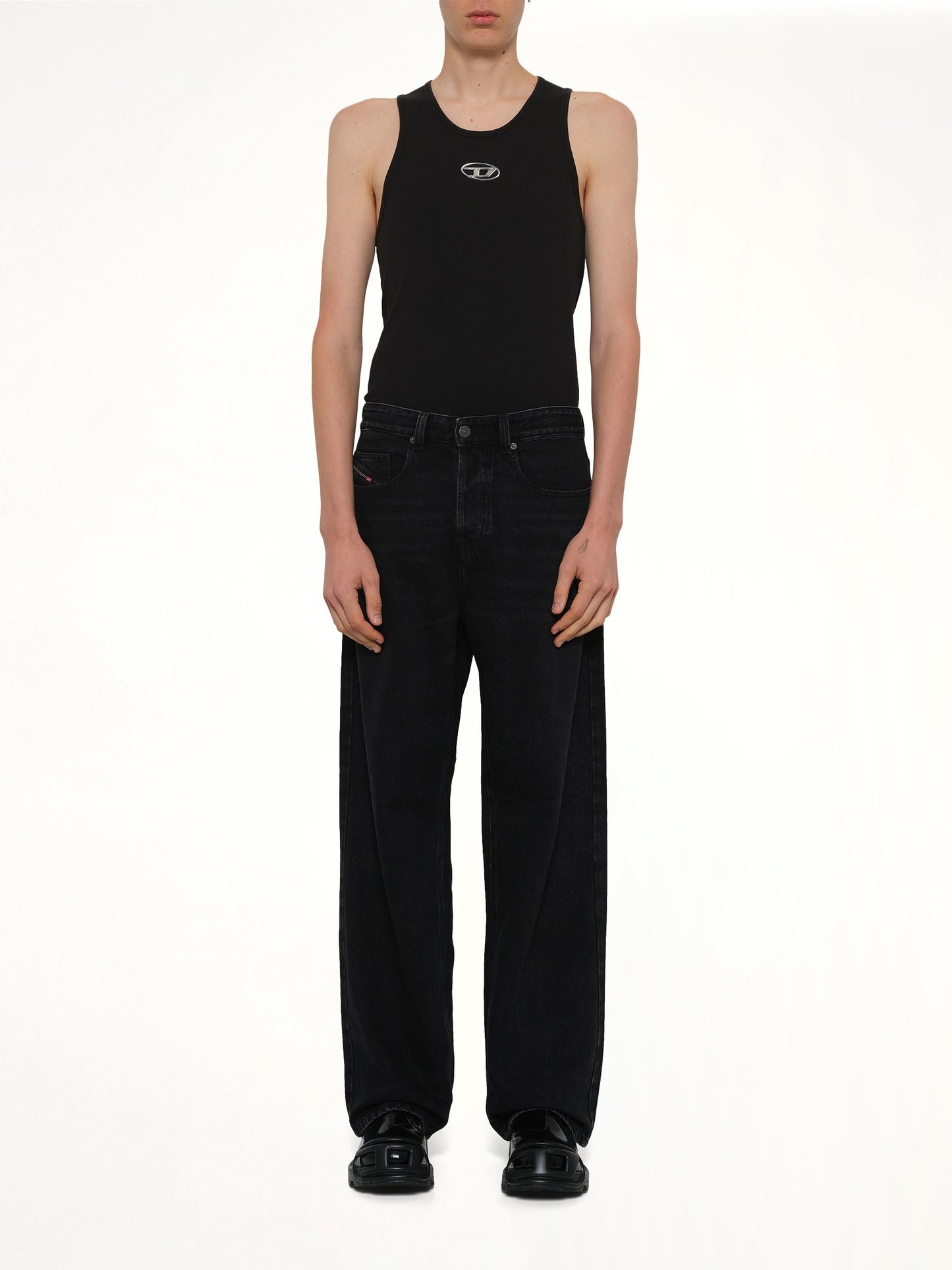 2001 D-MACRO Relaxed Jeans in Black