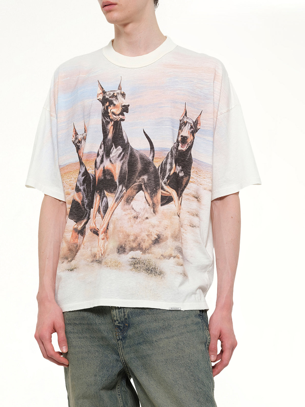 フラットホワイトのウェスタンドーベルマンTシャツ