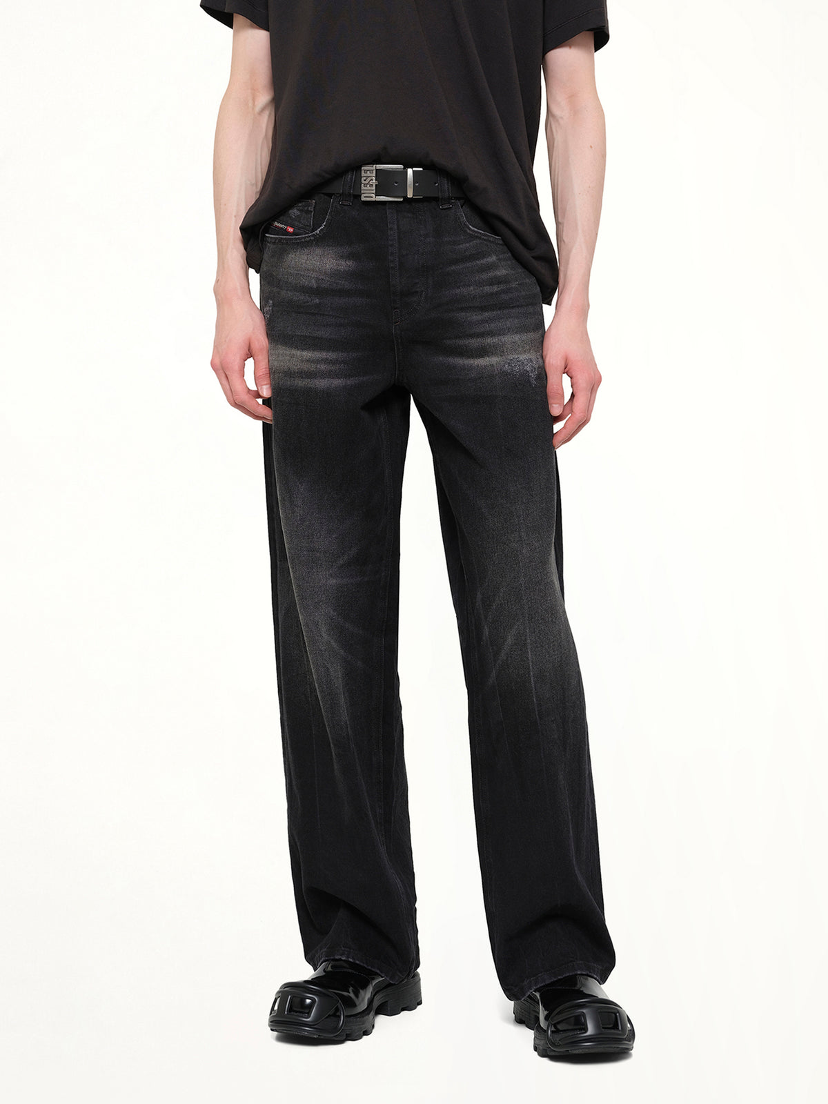 2001 D-MACRO Relaxed Jeans in Washed Black