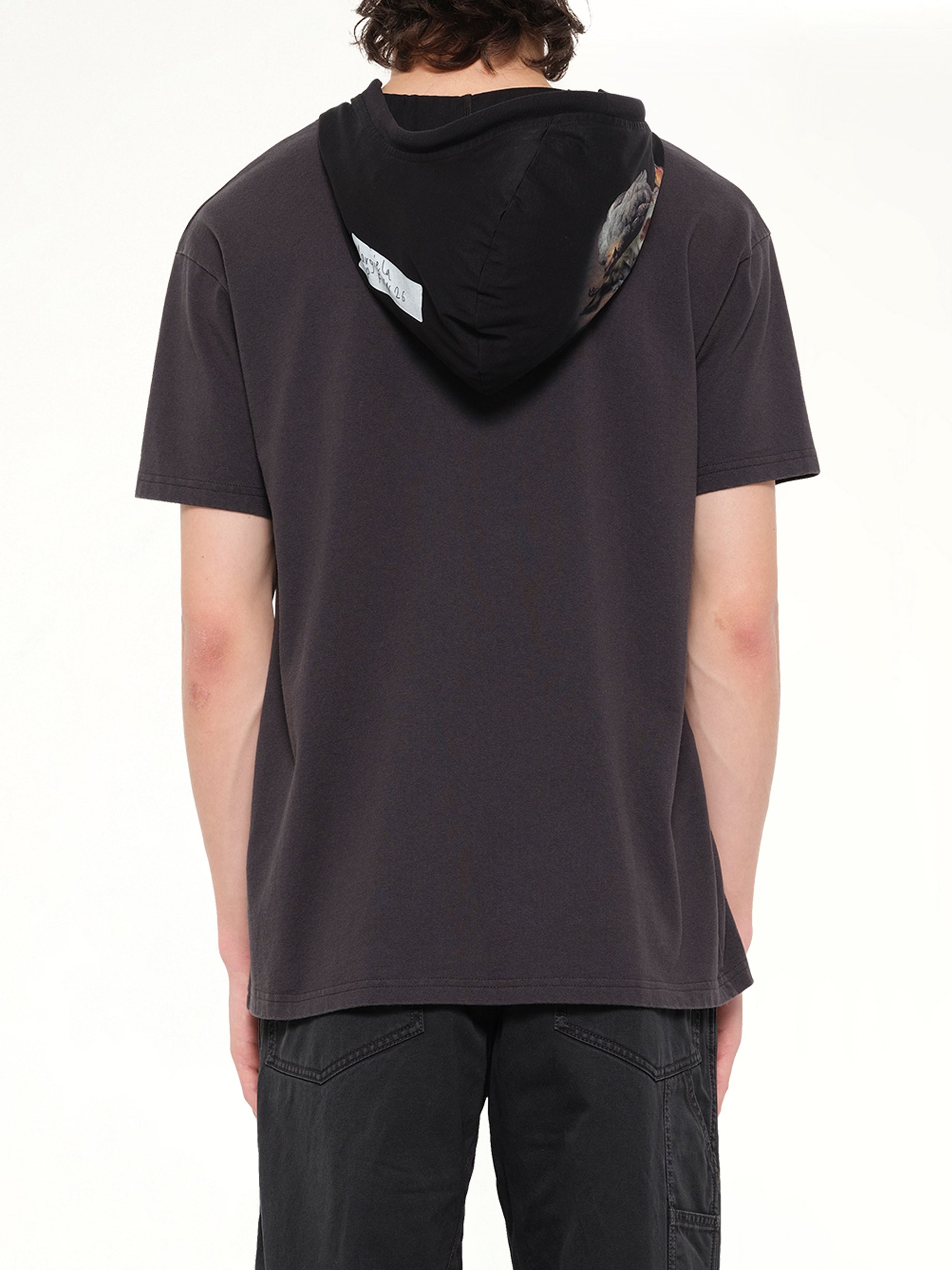 ウォッシュドブラックのフーデッドTシャツ