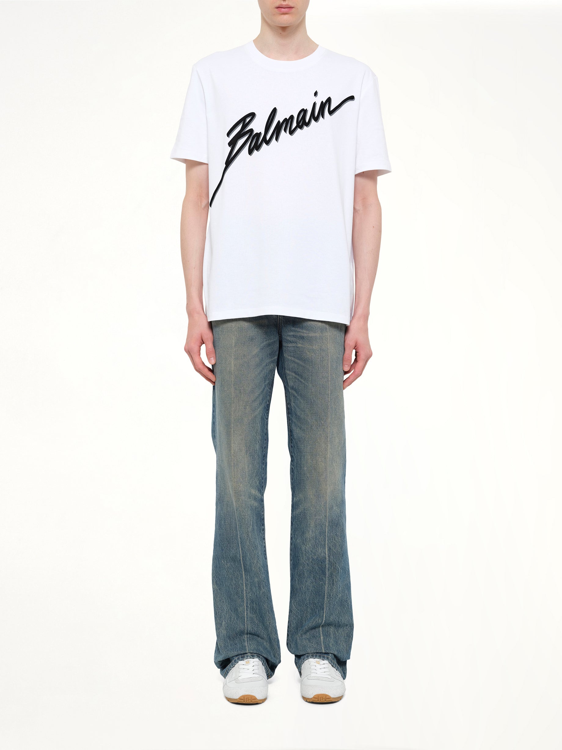 ホワイトのバルマンレターフロックTシャツレギュラーフィット