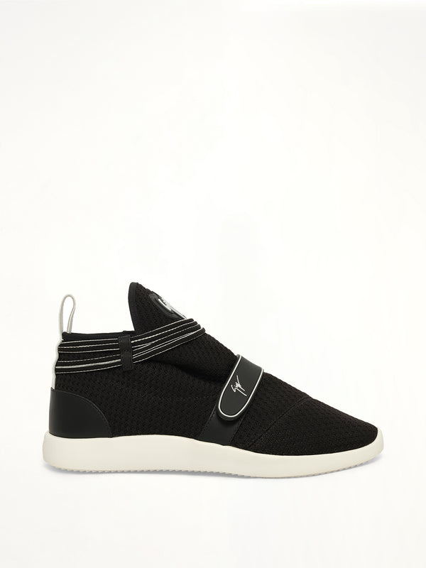 Isterica Str Sneaker in Black