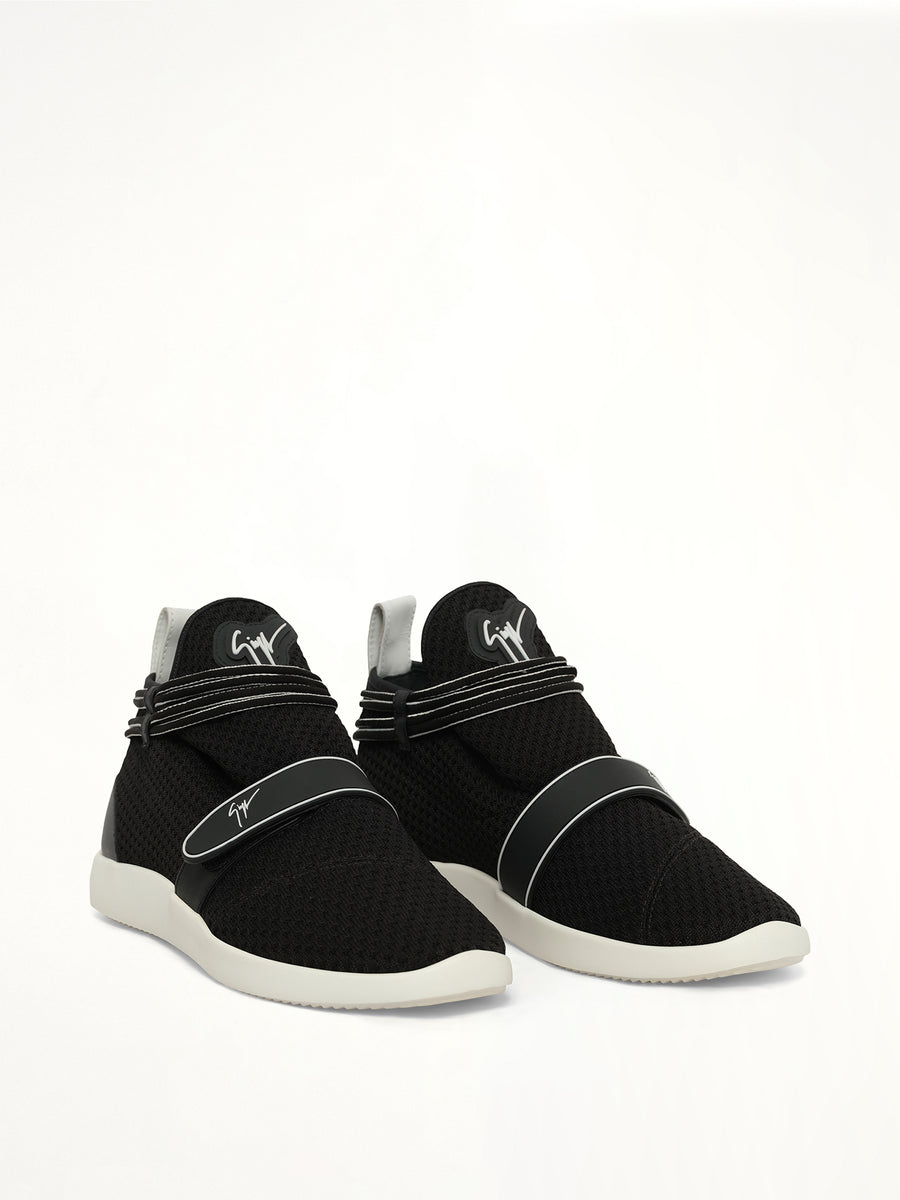 Isterica Str Sneaker in Black