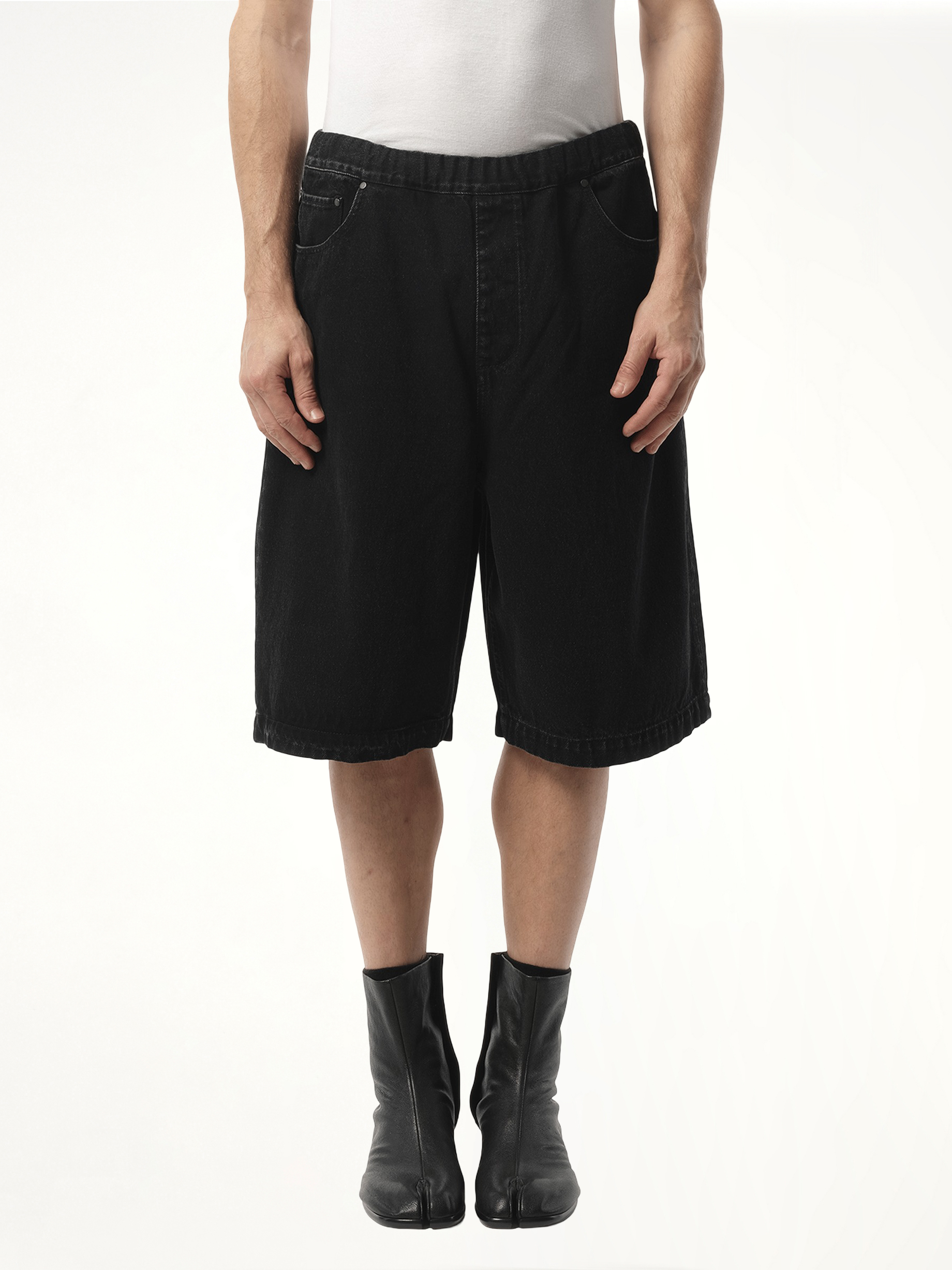 Spar Shorts in Magnetite