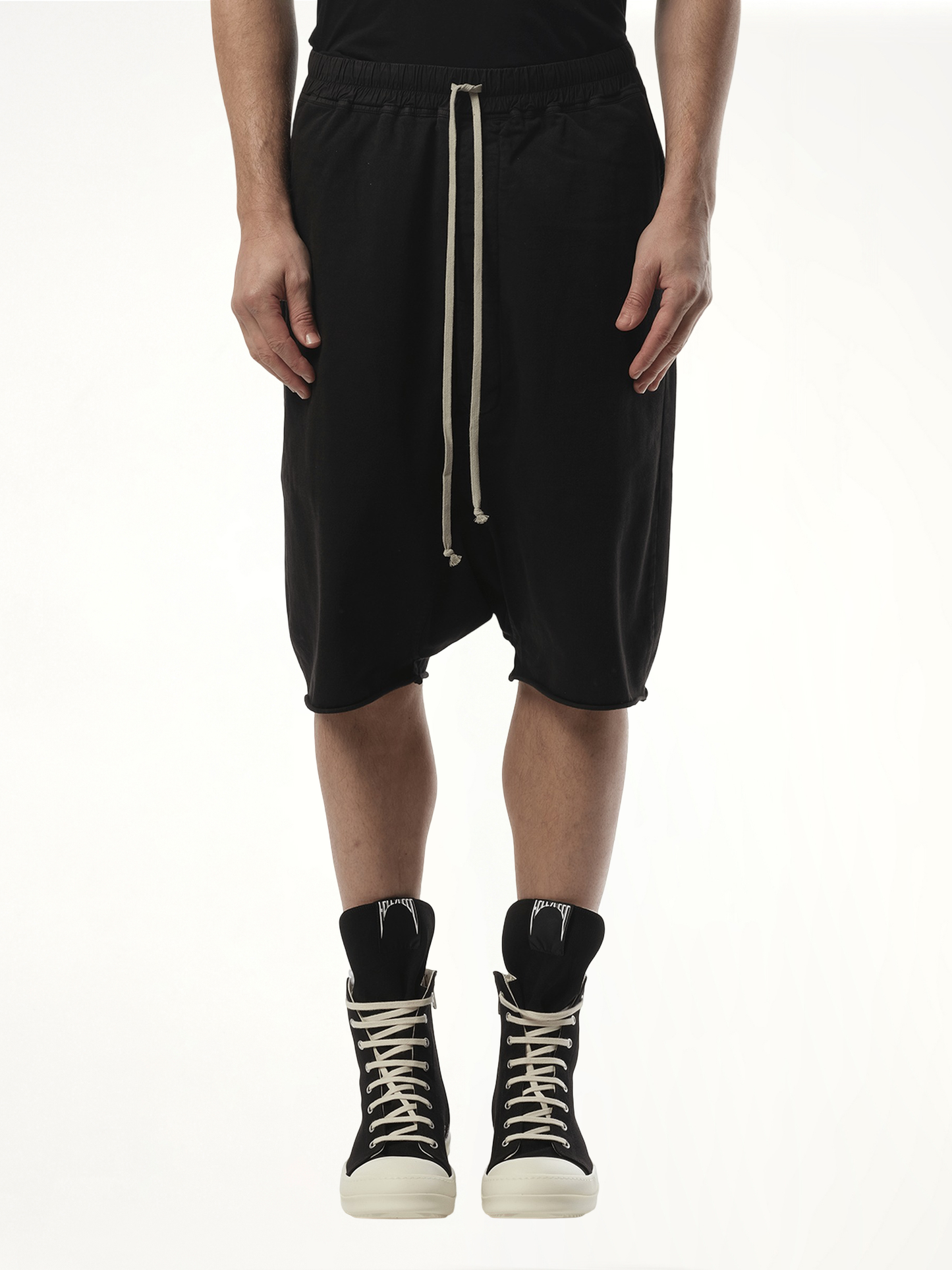 Drawstring Pods Shorts in Black