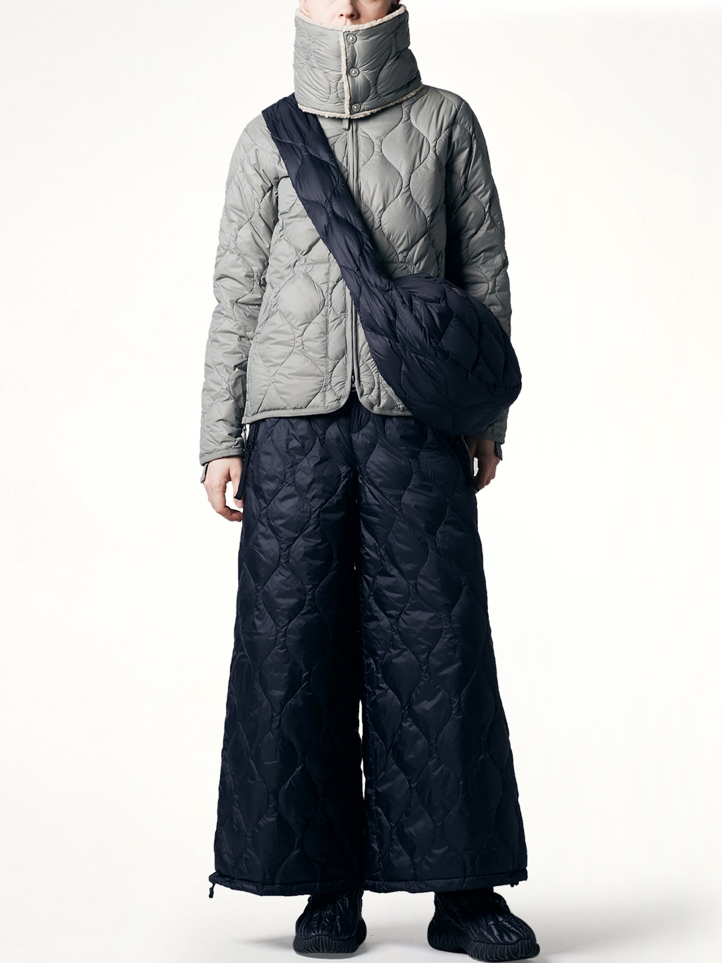 Military Banana Shoulder Down Bag M in Black