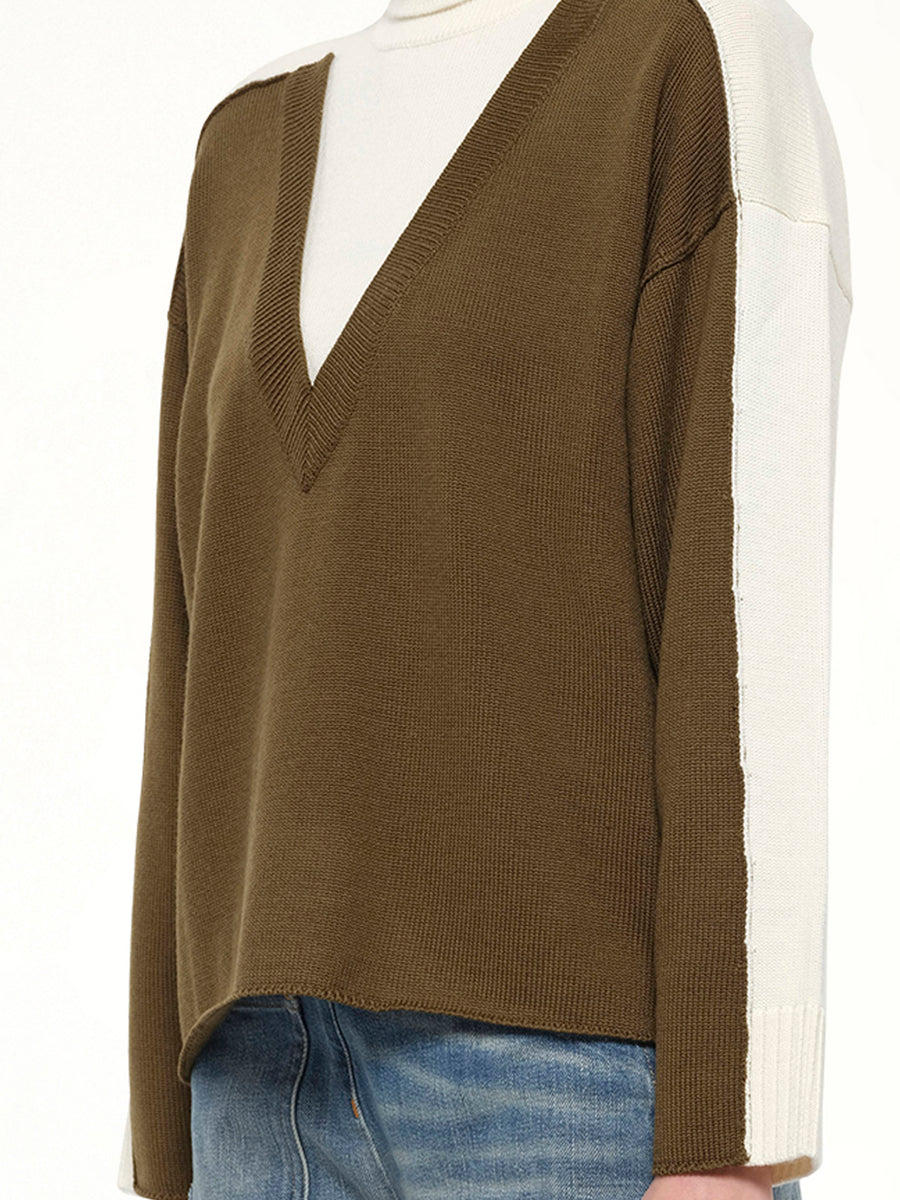 Moved Pattern Turtleneck in Off White/Khaki
