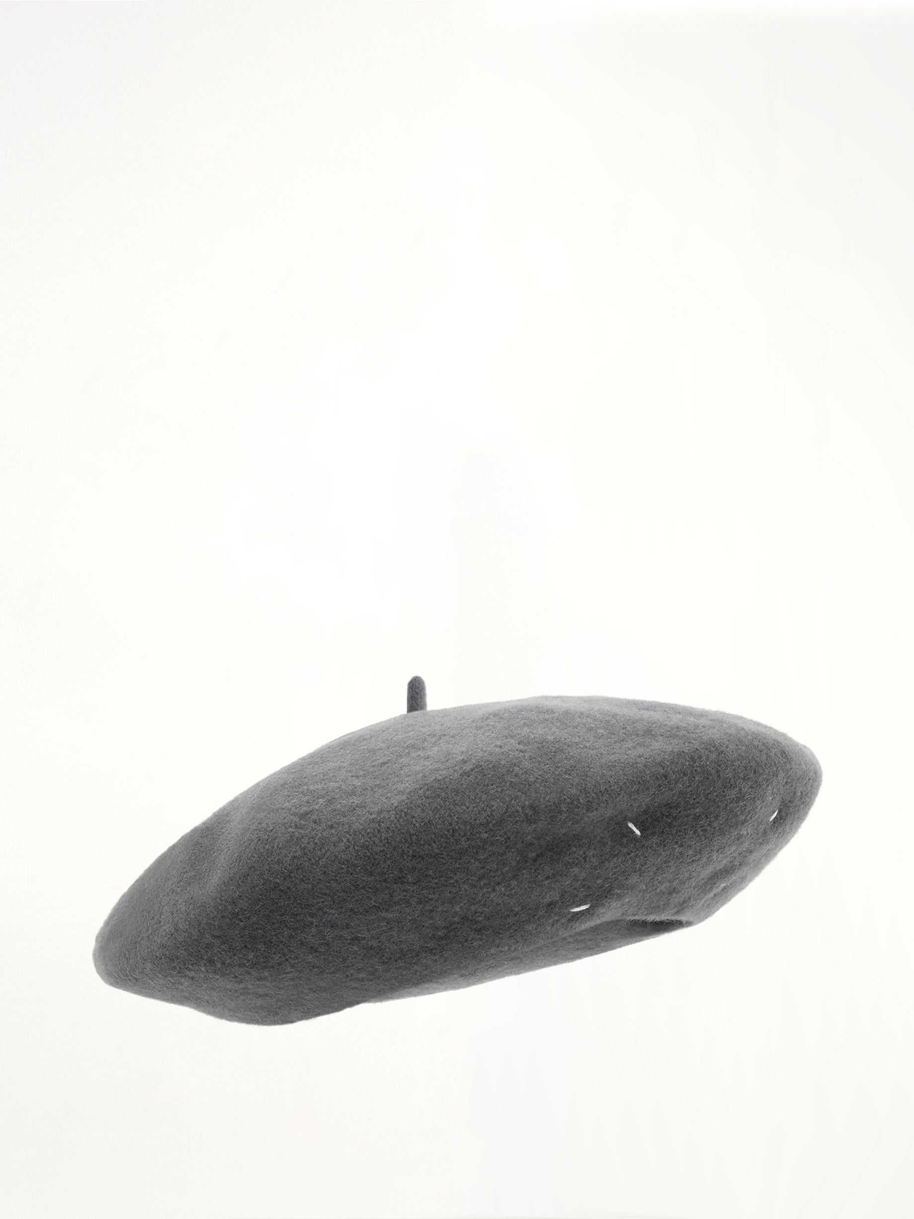 4-Stitch Wool Beret Hat in Carbon Grey