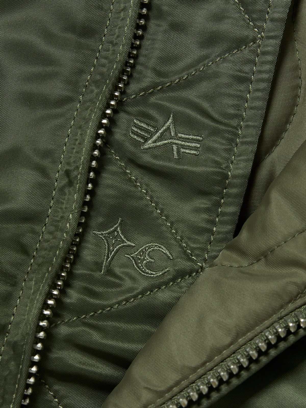 TC x Alpha Industries 봄버 재킷 (리벳 버전) 세이지