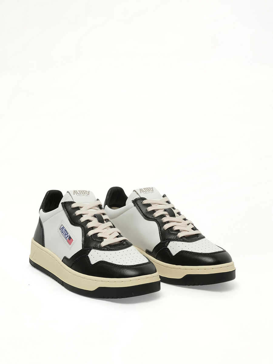 Medalist Low Bicolour Sneakers in White/Black Front View | AUTRY