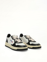 Medalist Low Bicolour Sneakers in White/Black Front View | AUTRY